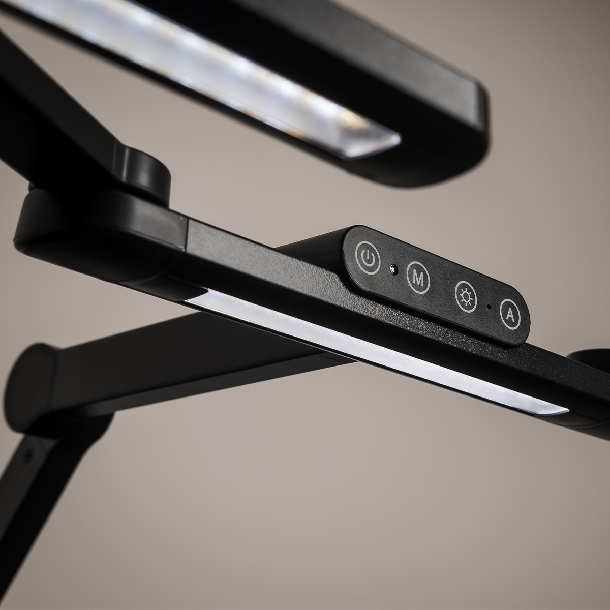 Biurkowa Lampa LED Spacetronik, Lampa Kreślarska LED, Oświetlenie LED bezcieniowe, Lampa biurkowa z regulacją jasności, Ergonomiczna lampa do pracy, Profesjonalne oświetlenie biurkowe, Lampa Spacetronik Glow D2, Oświetlenie do biura i domu, Ochrona wzroku lampa biurkowa, Inwestycja w zdrowe oświetlenie, Nowoczesna lampa biurkowa LED, Spacetronik, oświetlenie kreślarskie, Lampa z regulowaną temperaturą barwową, Stylowa lampa biurkowa czarna