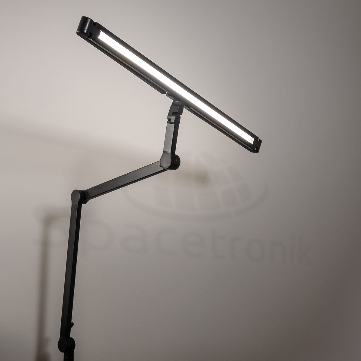Biurkowa Lampa LED Spacetronik, Lampa Kreślarska LED, Oświetlenie LED bezcieniowe, Lampa biurkowa z regulacją jasności, Ergonomiczna lampa do pracy, Profesjonalne oświetlenie biurkowe, Lampa Spacetronik Glow d3, Oświetlenie do biura i domu, Ochrona wzroku lampa biurkowa, Inwestycja w zdrowe oświetlenie, Nowoczesna lampa biurkowa LED, Spacetronik, oświetlenie kreślarskie, Lampa z regulowaną temperaturą barwową, Stylowa lampa biurkowa czarna