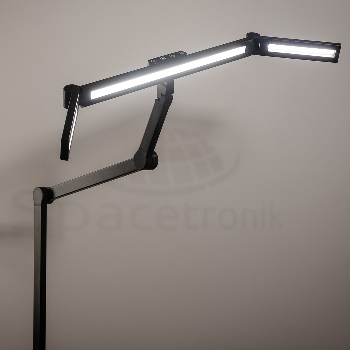Biurkowa Lampa LED Spacetronik, Lampa Kreślarska LED, Oświetlenie LED bezcieniowe, Lampa biurkowa z regulacją jasności, Ergonomiczna lampa do pracy, Profesjonalne oświetlenie biurkowe, Lampa Spacetronik Glow d4, Oświetlenie do biura i domu, Ochrona wzroku lampa biurkowa, Inwestycja w zdrowe oświetlenie, Nowoczesna lampa biurkowa LED, Spacetronik, oświetlenie kreślarskie, Lampa z regulowaną temperaturą barwową, Stylowa lampa biurkowa czarna