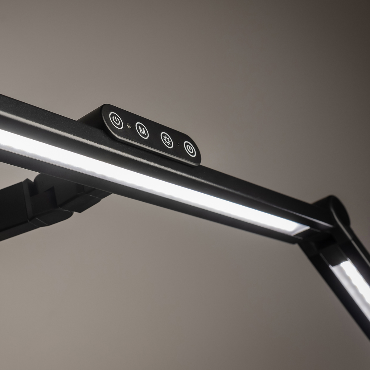 Biurkowa Lampa LED Spacetronik, Lampa Kreślarska LED, Oświetlenie LED bezcieniowe, Lampa biurkowa z regulacją jasności, Ergonomiczna lampa do pracy, Profesjonalne oświetlenie biurkowe, Lampa Spacetronik Glow d4, Oświetlenie do biura i domu, Ochrona wzroku lampa biurkowa, Inwestycja w zdrowe oświetlenie, Nowoczesna lampa biurkowa LED, Spacetronik, oświetlenie kreślarskie, Lampa z regulowaną temperaturą barwową, Stylowa lampa biurkowa czarna