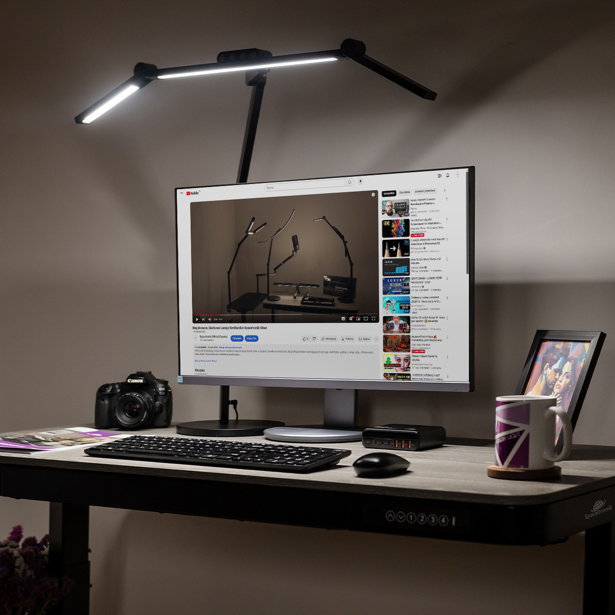 Biurkowa Lampa LED Spacetronik, Lampa Kreślarska LED, Oświetlenie LED bezcieniowe, Lampa biurkowa z regulacją jasności, Ergonomiczna lampa do pracy, Profesjonalne oświetlenie biurkowe, Lampa Spacetronik Glow d4, Oświetlenie do biura i domu, Ochrona wzroku lampa biurkowa, Inwestycja w zdrowe oświetlenie, Nowoczesna lampa biurkowa LED, Spacetronik, oświetlenie kreślarskie, Lampa z regulowaną temperaturą barwową, Stylowa lampa biurkowa czarna
