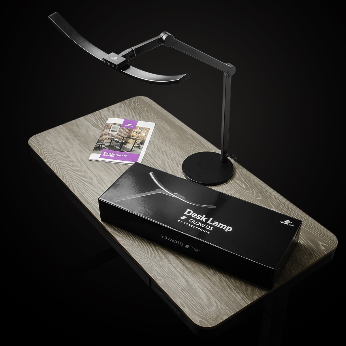 Biurkowa Lampa LED Spacetronik, Lampa Kreślarska LED, Oświetlenie LED bezcieniowe, Lampa biurkowa z regulacją jasności, Ergonomiczna lampa do pracy, Profesjonalne oświetlenie biurkowe, Lampa Spacetronik Glow d5, Oświetlenie do biura i domu, Ochrona wzroku lampa biurkowa, Inwestycja w zdrowe oświetlenie, Nowoczesna lampa biurkowa LED, Spacetronik, oświetlenie kreślarskie, Lampa z regulowaną temperaturą barwową, Stylowa lampa biurkowa czarna