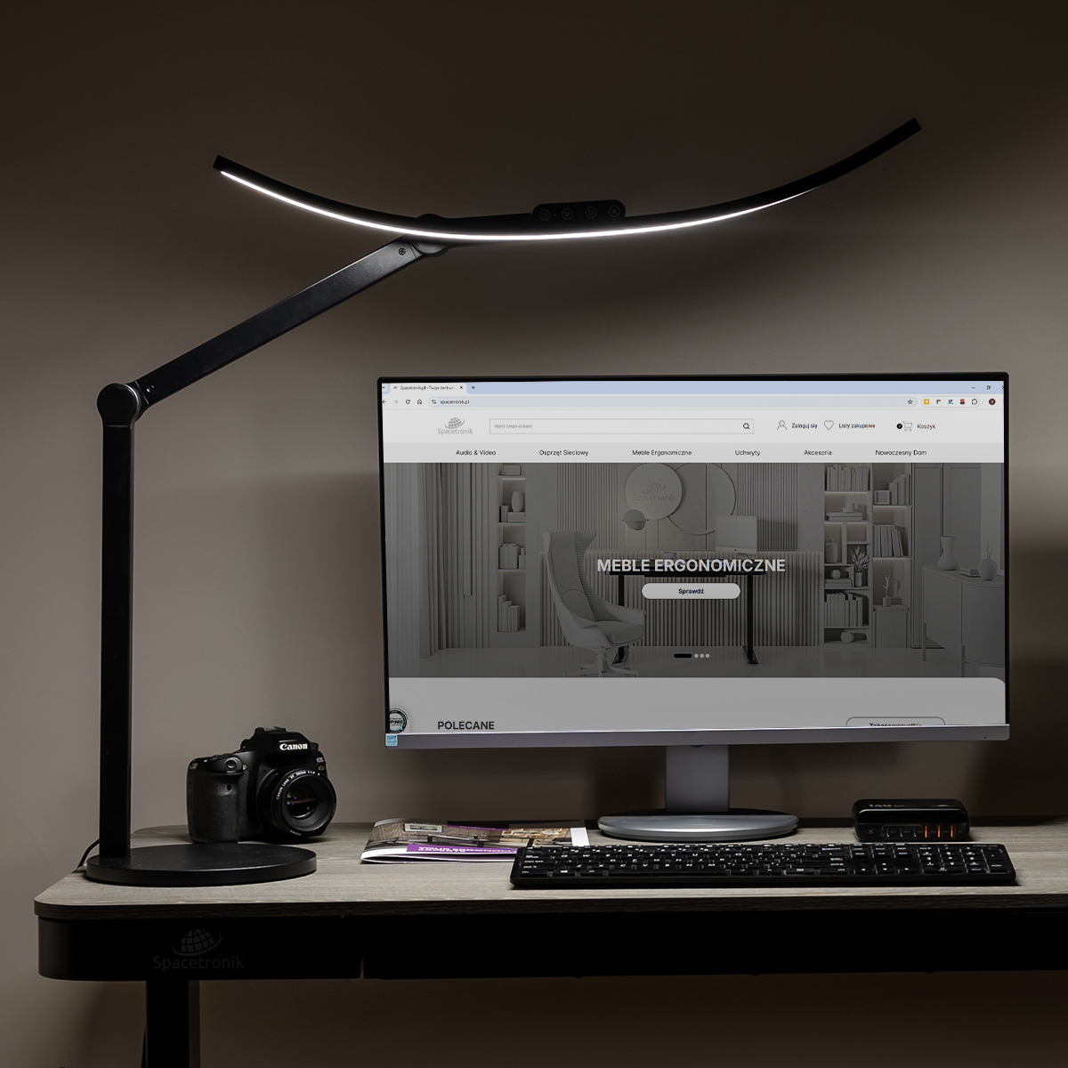 Biurkowa Lampa LED Spacetronik, Lampa Kreślarska LED, Oświetlenie LED bezcieniowe, Lampa biurkowa z regulacją jasności, Ergonomiczna lampa do pracy, Profesjonalne oświetlenie biurkowe, Lampa Spacetronik Glow d5, Oświetlenie do biura i domu, Ochrona wzroku lampa biurkowa, Inwestycja w zdrowe oświetlenie, Nowoczesna lampa biurkowa LED, Spacetronik, oświetlenie kreślarskie, Lampa z regulowaną temperaturą barwową, Stylowa lampa biurkowa czarna