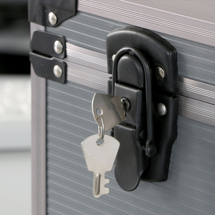 bezpieczna walizka PeakTech P7340, zamki zatrzaskowe walizki, ochrona zawartości walizki, PeakTech P7340 opis, zamykana walizka ochronna, walizka z bezpiecznym zamkiem, walizka do transportu narzędzi i sprzętu, walizka z zamkiem zatrzaskowym, ochronna walizka PeakTech P7340, profesjonalna walizka warsztatowa z zamkiem